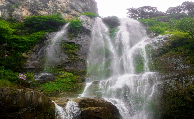 निन्दा झरनामा गर्मी छल्न आन्तरिक पर्यटकको घुइँचो